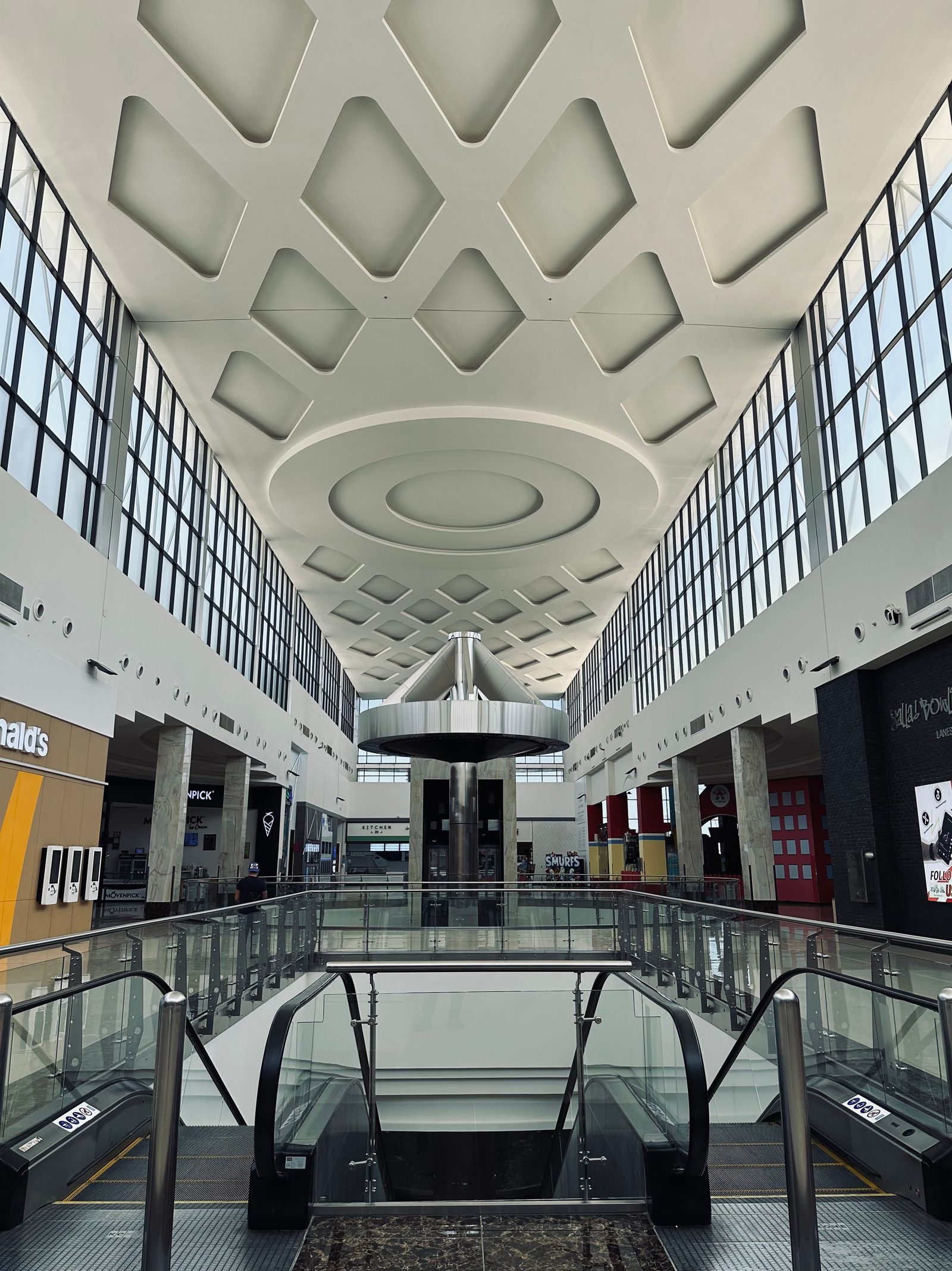 Atrium tengah dengan skylight