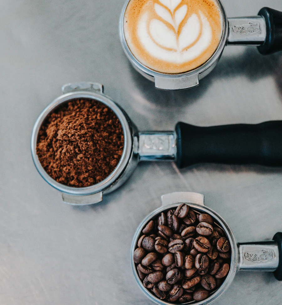 Portafilter dengan biji, kopi giling, dan espresso, meracik kopi SERUPUT