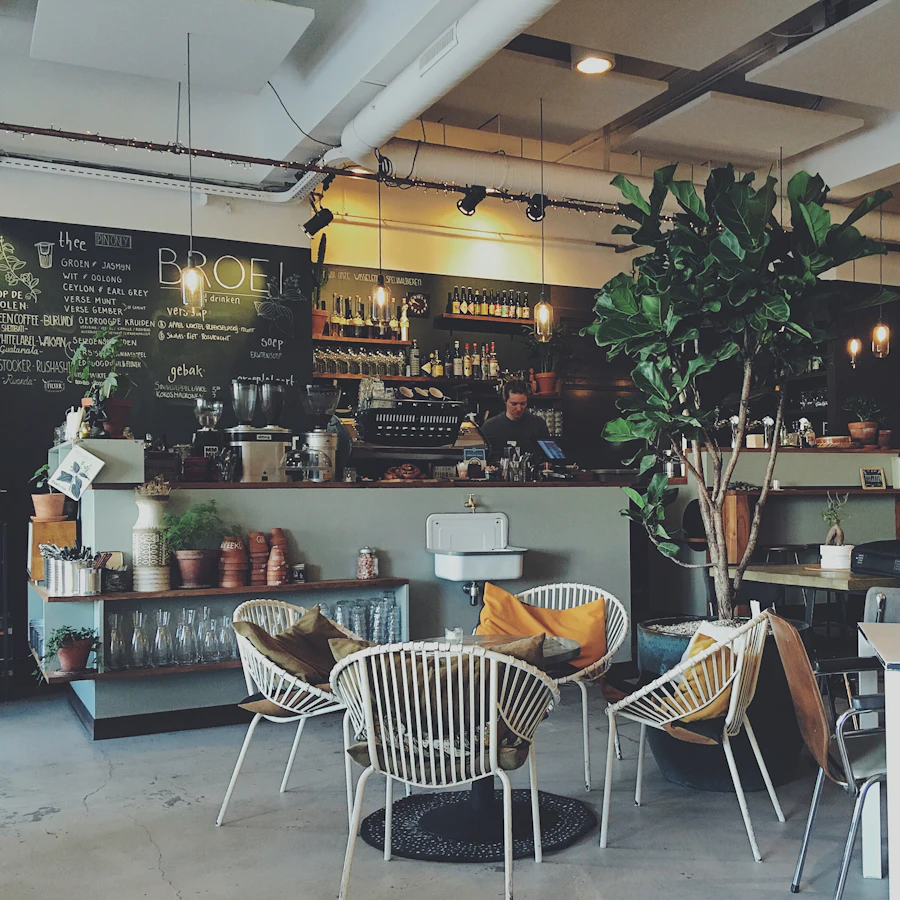 Suasana hangat interior kedai SERUPUT
