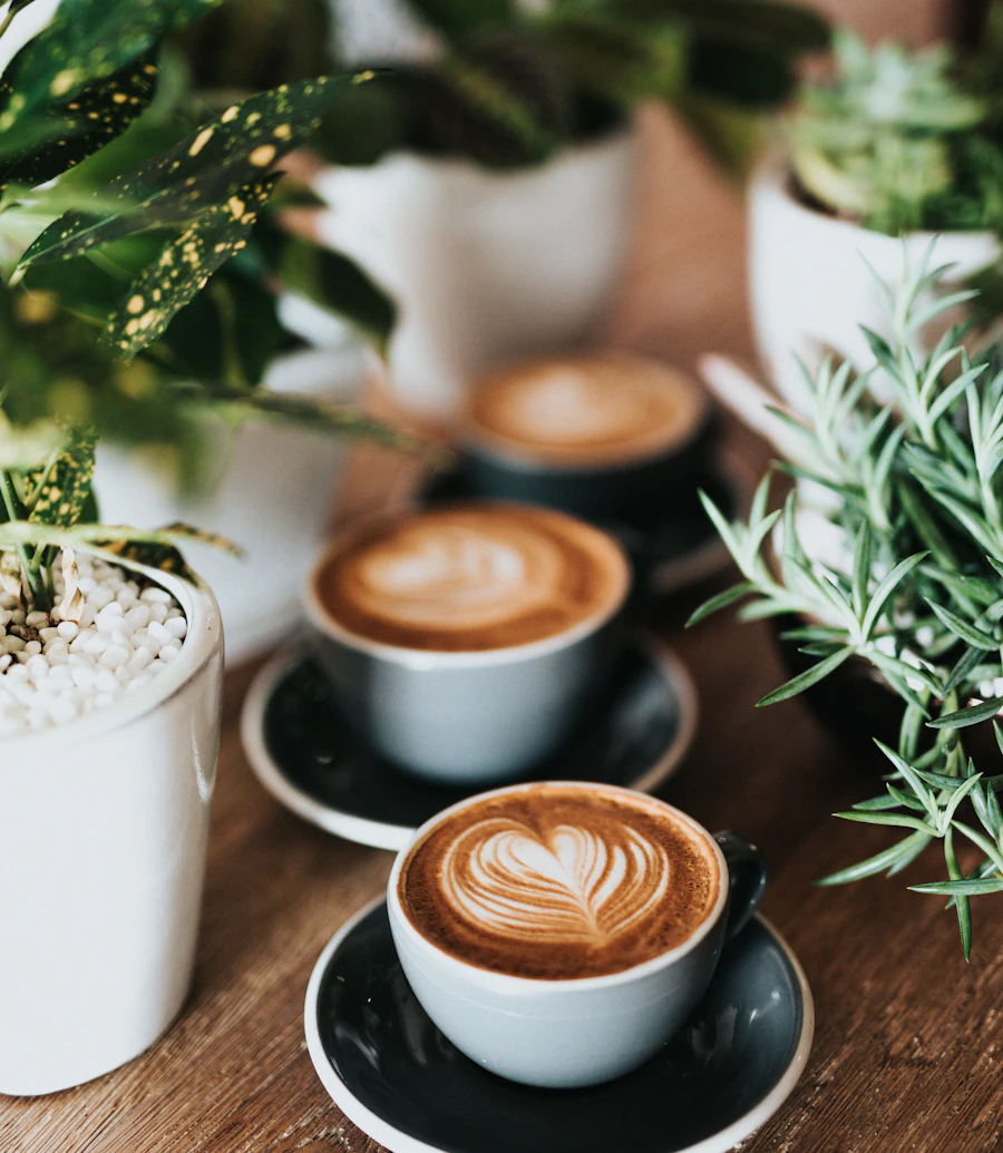 Dua cangkir kopi latte art di meja kayu SERUPUT