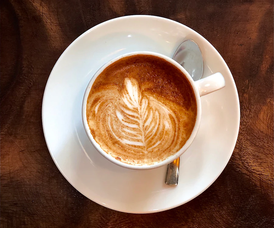 Cappuccino dengan latte art SERUPUT